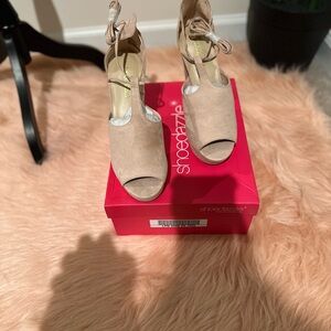 Lace up heels in mauve.